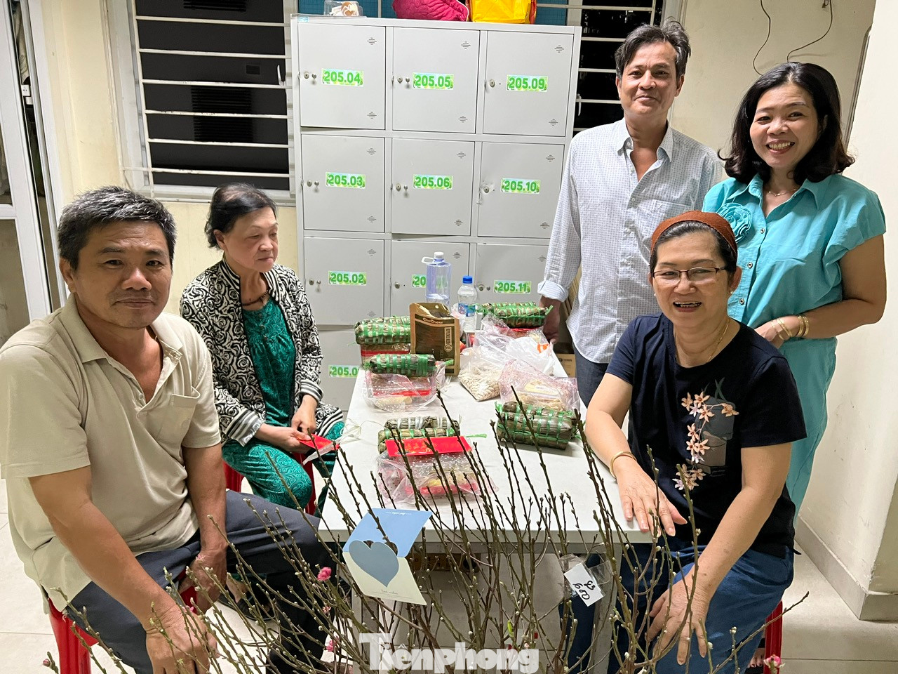 Bà Sâm (ngồi bên phải) bộc bạch: "Tuy phải đón Tết ở bệnh viện nhưng cảm thấy rất ấm lòng".