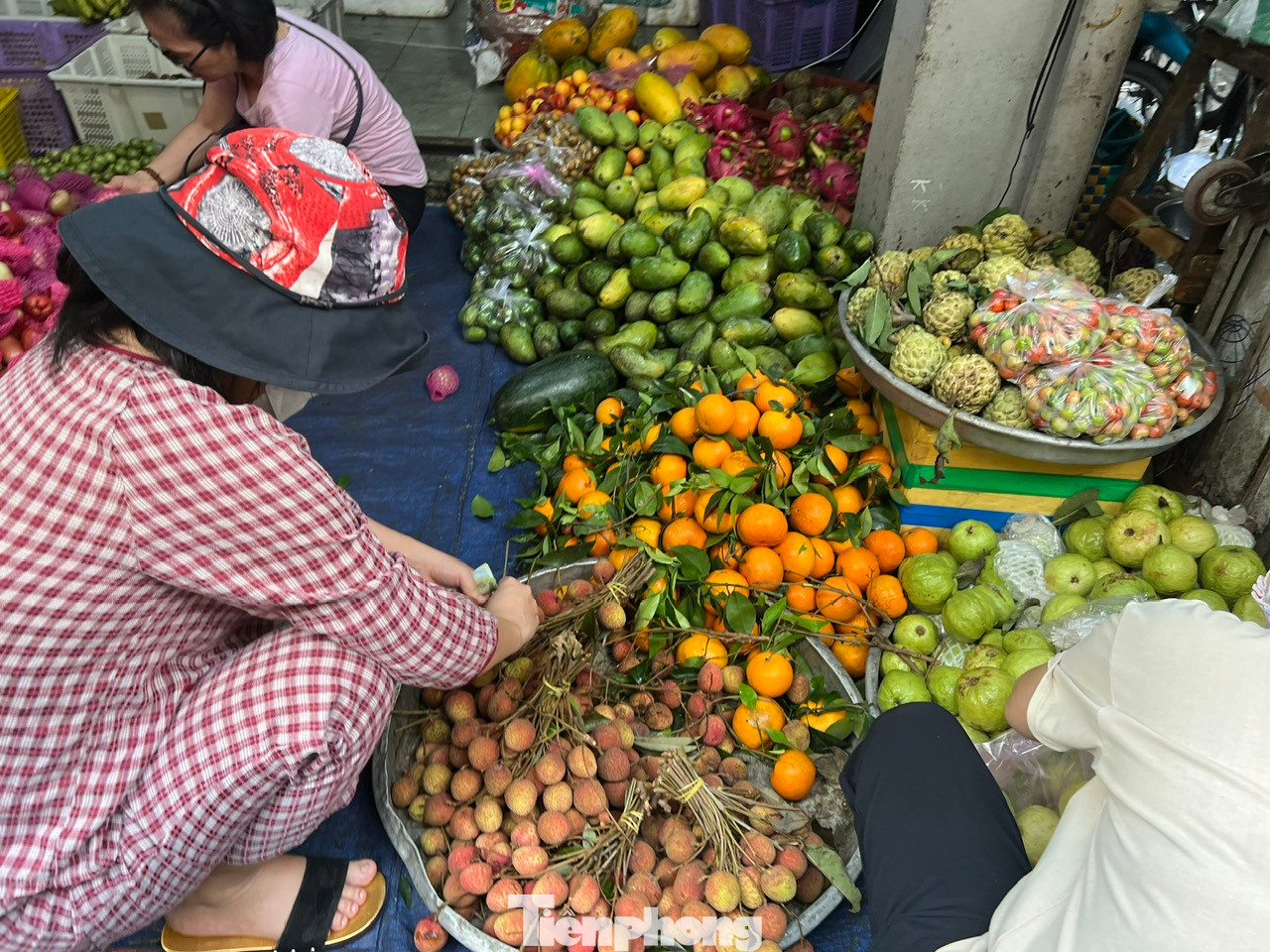 Vải có vỏ khô, cuống hơi héo do đã qua 3-4 ngày được tiểu thương xả hàng, giá chỉ còn khoảng 20.000 - 30.000 đồng/kg nhưng chất lượng vẫn như vừa hái từ vườn.