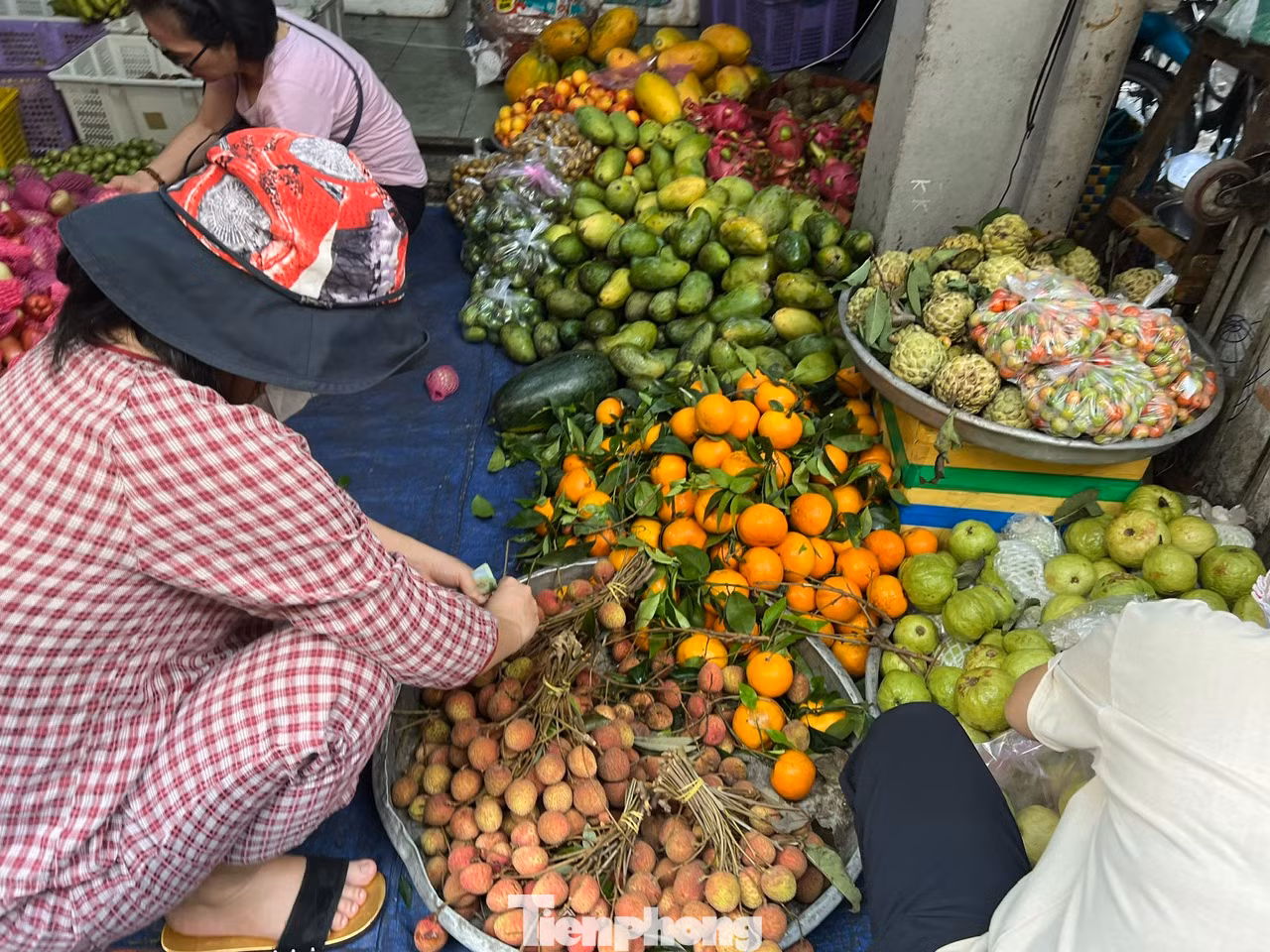 Vải có vỏ khô, cuống hơi héo do đã qua 3-4 ngày được tiểu thương xả hàng, giá chỉ còn khoảng 20.000 - 30.000 đồng/kg nhưng chất lượng vẫn như vừa hái từ vườn.