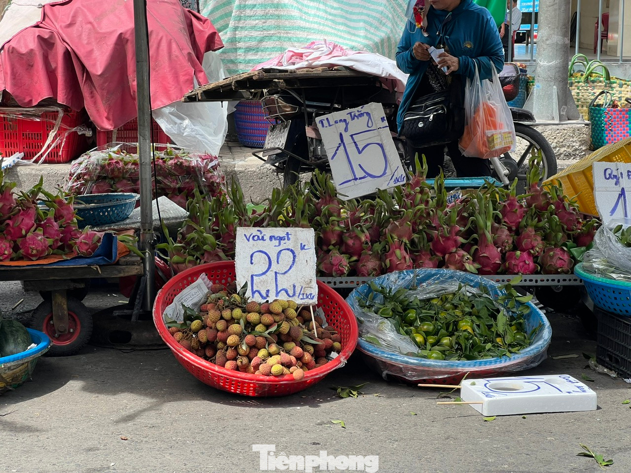 Vải có vỏ khô, cuống hơi héo do đã qua 3-4 ngày được tiểu thương xả hàng, giá chỉ còn khoảng 20.000 - 30.000 đồng/kg nhưng chất lượng vẫn như vừa hái từ vườn.