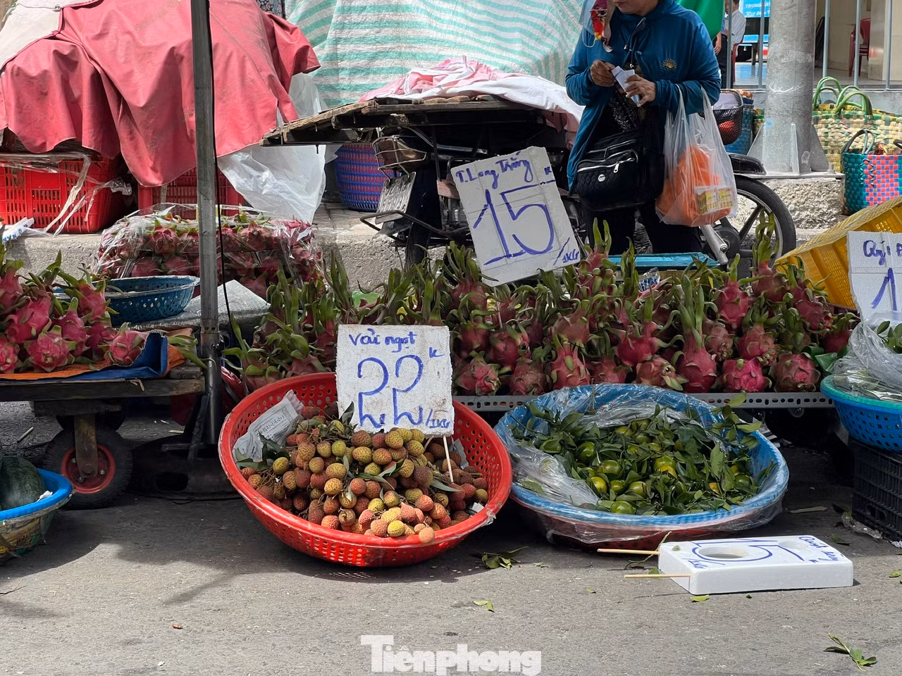 Vải có vỏ khô, cuống hơi héo do đã qua 3-4 ngày được tiểu thương xả hàng, giá chỉ còn khoảng 20.000 - 30.000 đồng/kg nhưng chất lượng vẫn như vừa hái từ vườn.