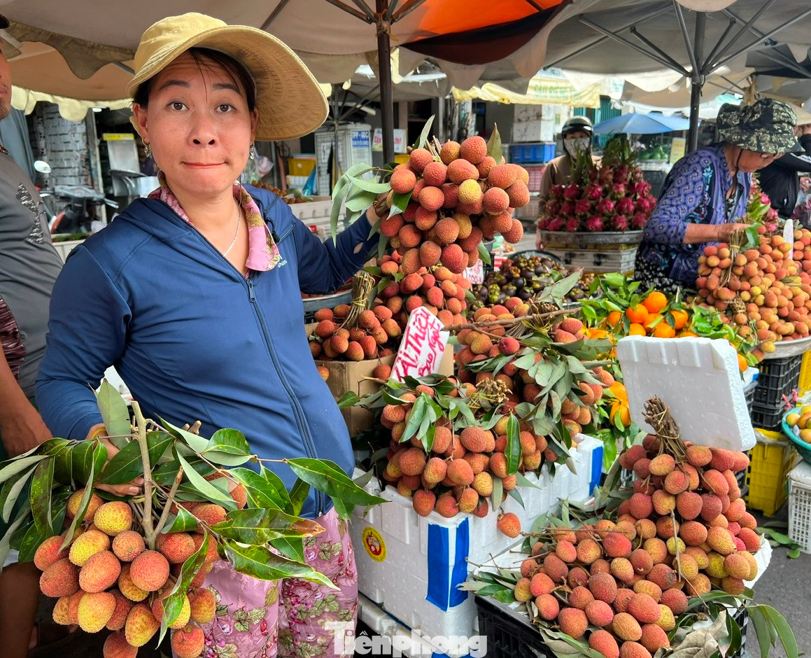"Đây là vải thiều từ Hà Nội đưa vào TPHCM, vị ngọt đậm hơn so với vải được trồng ở Tây Nguyên, khách hàng cũng ưa chuộng mặt hàng này hơn. Khách thường chọn mua những chùm vải to khoảng 3 - 4kg còn nguyên cành lá để làm quà biếu tặng" - một tiểu thương cho biết.