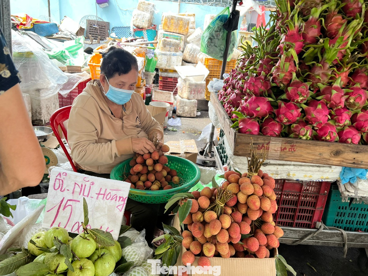 Theo các tiểu thương, năm nay vải trúng mùa nên có giá mềm hơn so với năm ngoái. Đây là mặt hàng bán chạy nhất trong những ngày gần đây.