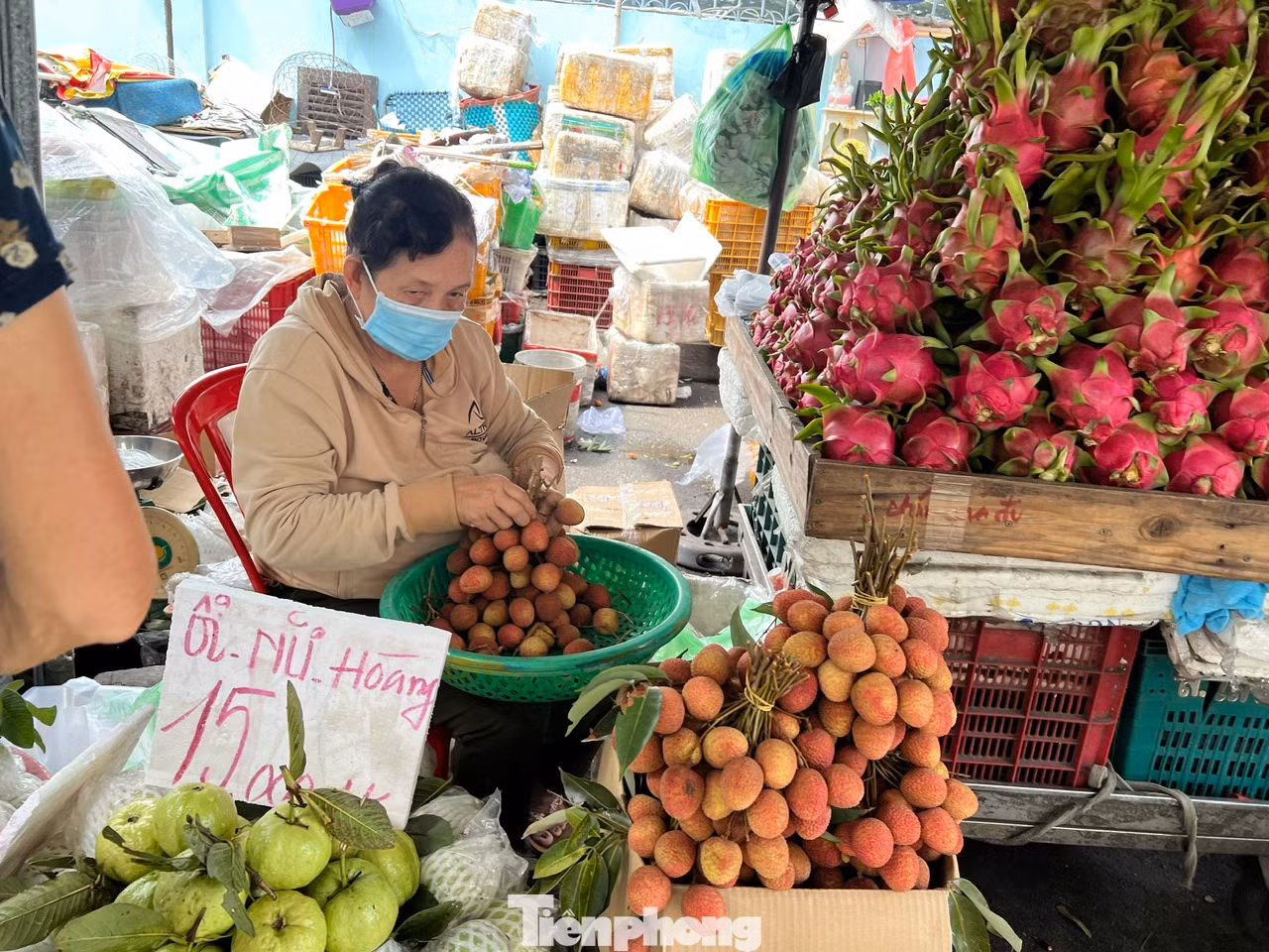Theo các tiểu thương, năm nay vải trúng mùa nên có giá mềm hơn so với năm ngoái. Đây là mặt hàng bán chạy nhất trong những ngày gần đây.