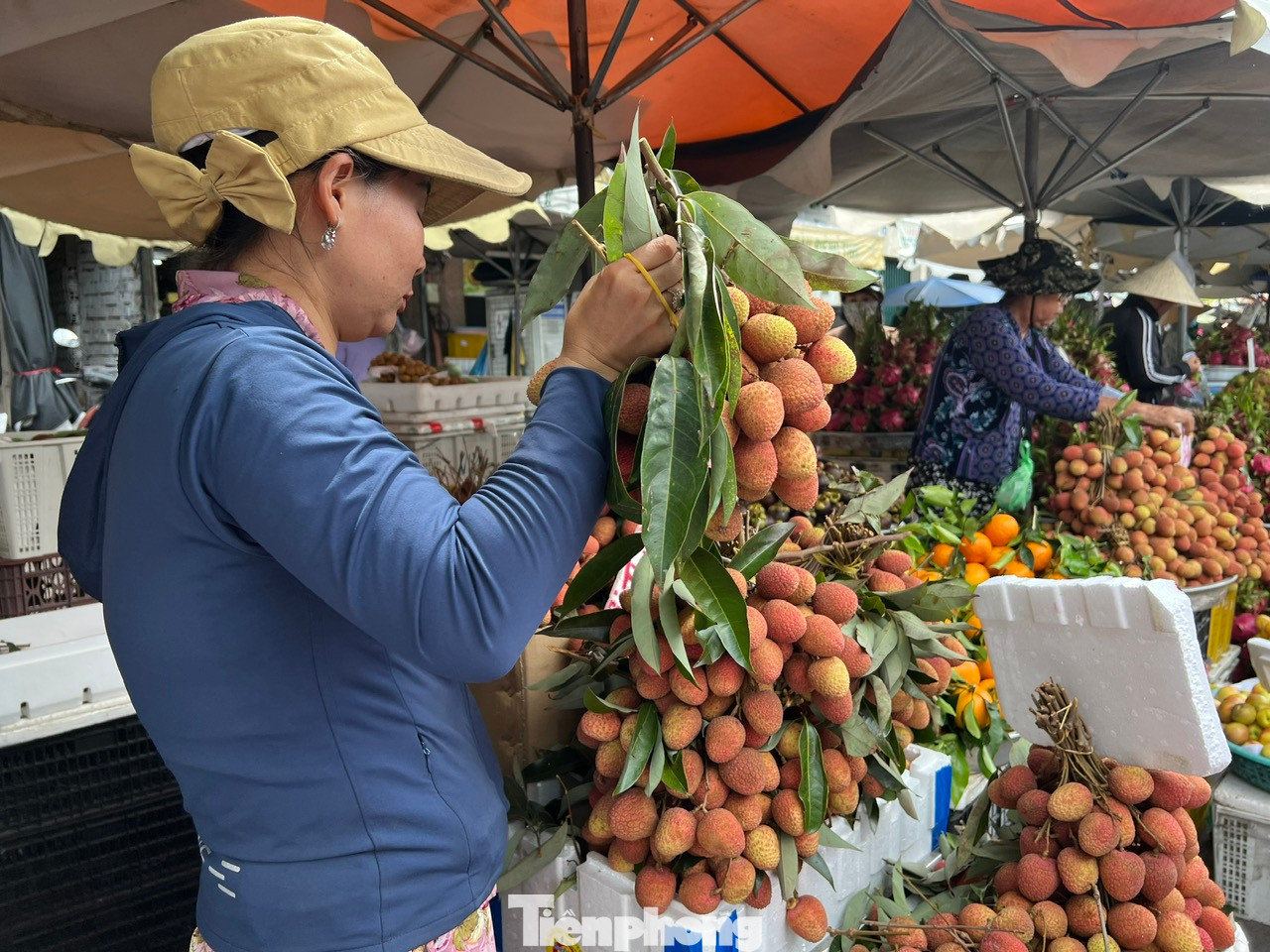 Vải được cột thành chùm nặng khoảng 2 kg, còn nguyên lá tươi xanh. "Tôi bán vải chia thành 2 loại, loại ngon có giá 50.000 đồng vừa được vận chuyển bằng máy bay đến TPHCM, tuy nhiên cũng loại này nhưng hàng cũ hơn (đã qua vài ngày, vỏ hơi khô héo) sẽ có giá mềm hơn là 40.000 đồng/kg. Hiện vải tươi đang vào mùa nên rất ngọt và mọng nước, không còn vị chát như hồi tuần trước" -một tiểu thương kinh doanh trái cây tại quận 5 nói.