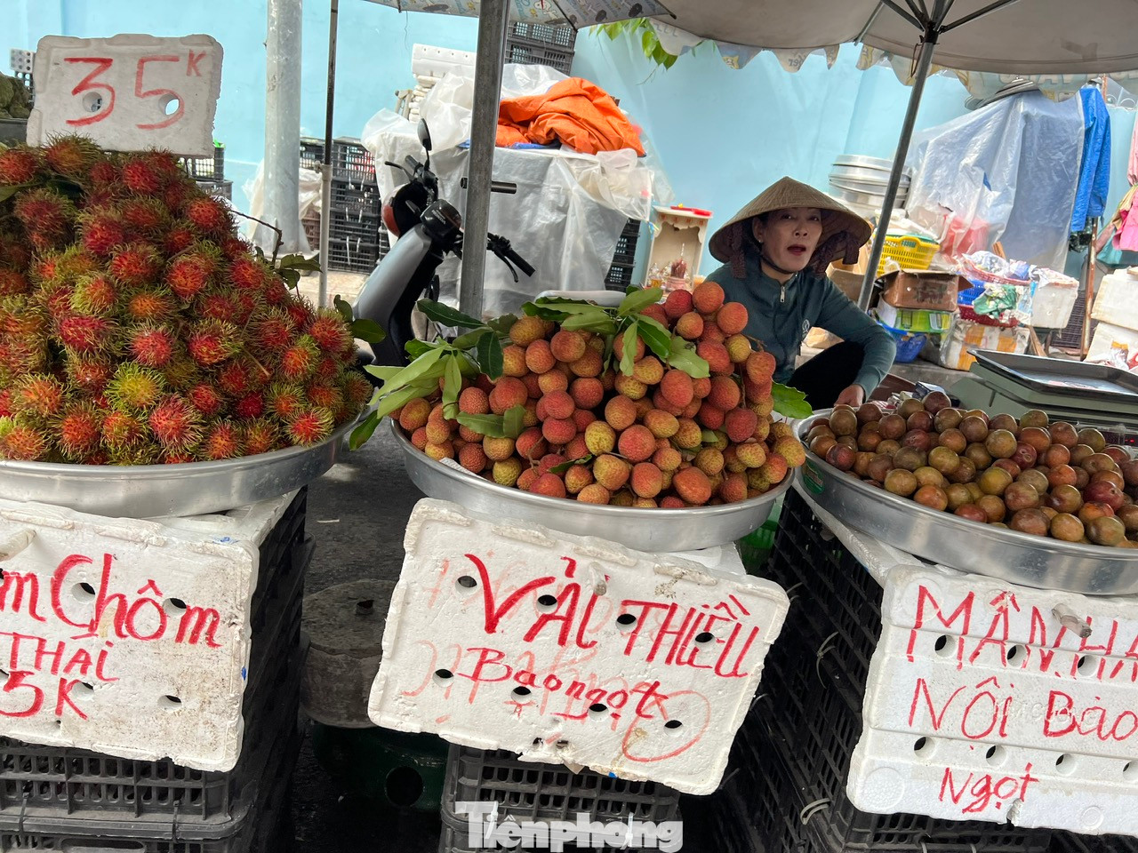 Mùa vải tươi kéo dài khoảng 2 tháng, từ tháng 5 đến tháng 7. Quả vải chính vụ có vị ngọt đậm và thơm mát. Trái vải chín thường ửng đỏ với hạt nhỏ, vỏ mỏng, cùi dày. "Năm nay quả vải rộ chợ, giá mềm nên hầu như ngày nào gia đình tôi cũng mua thưởng thức" - chị Minh (ngụ quận 3) chia sẻ.