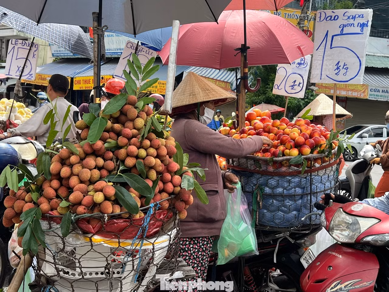 Một xe đẩy chất đầy vải tươi tại một góc đường ở TPHCM