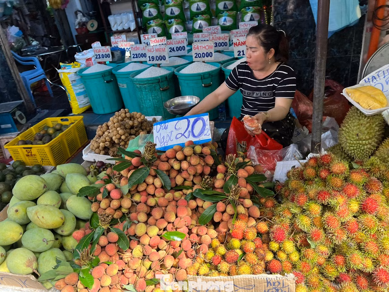Hầu như sạp hàng nào cũng bày bán những quả vải chín mọng, căng tròn