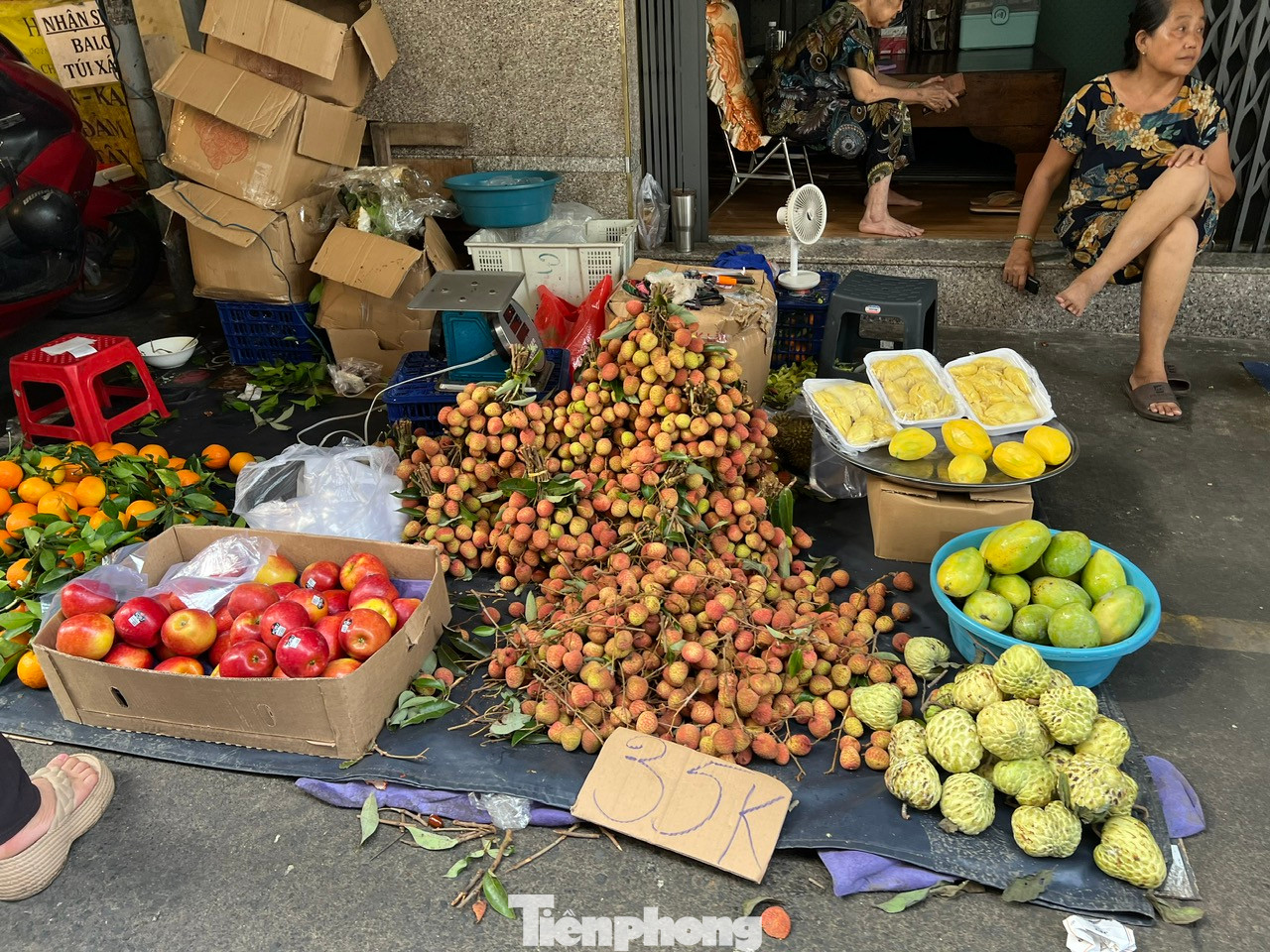 Vải có vỏ khô, cuống hơi héo do đã qua 3-4 ngày được tiểu thương xả hàng, giá chỉ còn khoảng 20.000 - 30.000 đồng/kg nhưng chất lượng vẫn như vừa hái từ vườn.