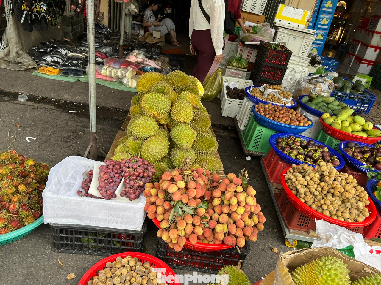 Hầu như sạp hàng nào cũng bày bán những quả vải chín mọng, căng tròn