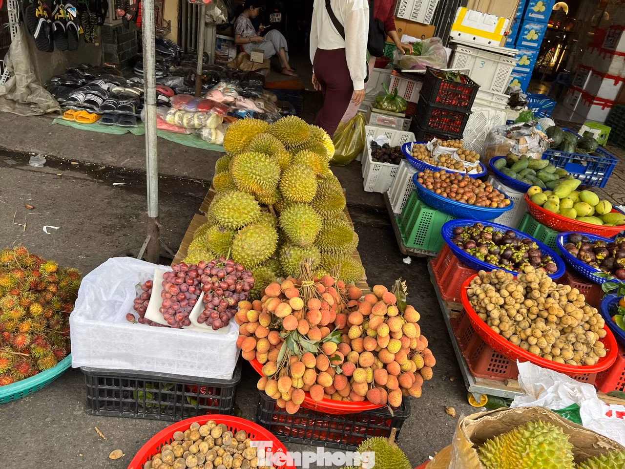 Hầu như sạp hàng nào cũng bày bán những quả vải chín mọng, căng tròn