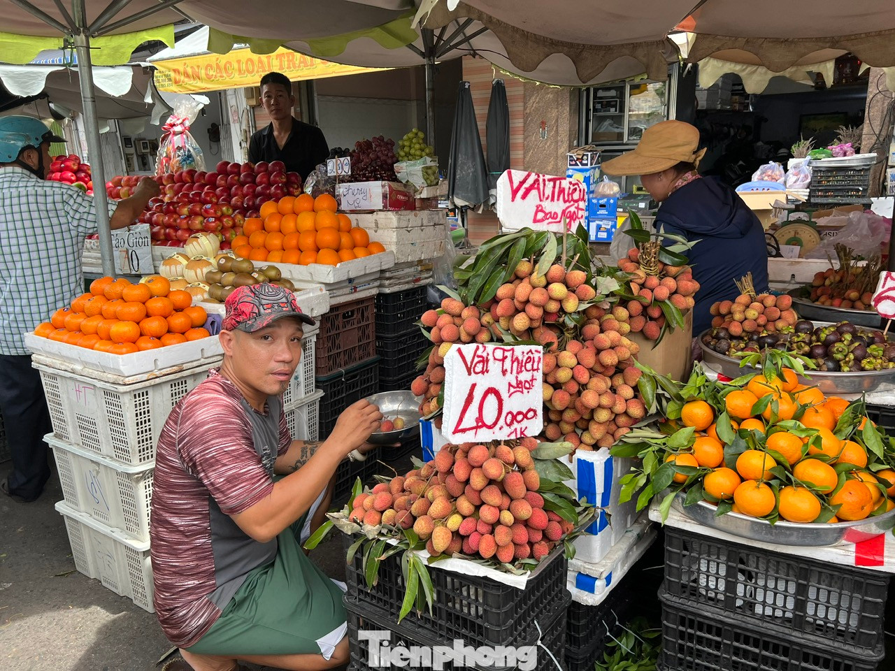 "Vải bao ngon, bao ăn. Cách đây khoảng một tuần, tôi còn bán vải tươi với giá tới 100.000 đồng/kg nhưng nay chỉ còn 40.000 đồng" - chị Minh (kinh doanh trái cây) nói.
