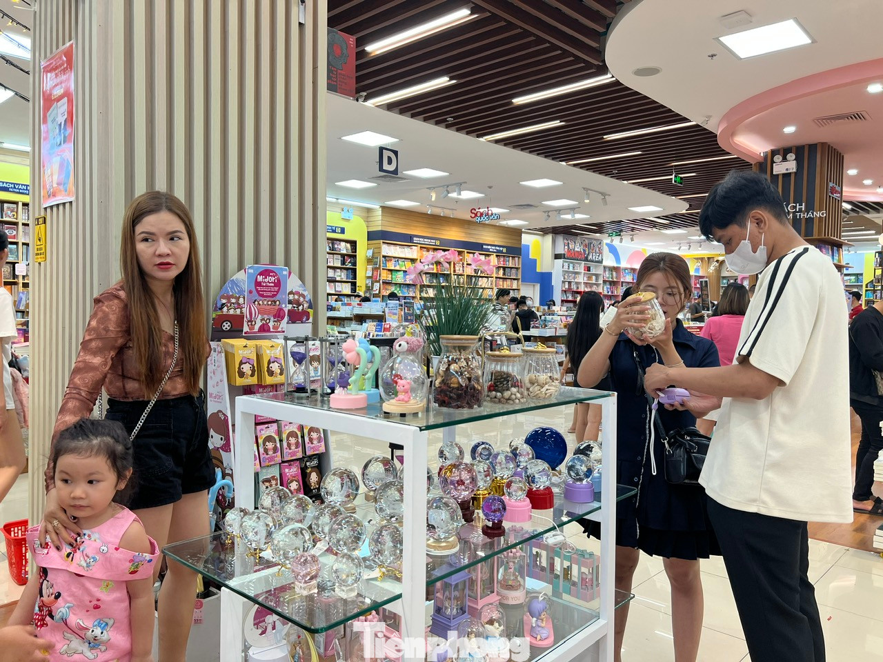 Quả cầu tuyết, hộp âm nhạc... thu hút quan tâm của nhiều khách hàng trẻ. Quả cầu tuyết, hộp âm nhạc... thu hút quan tâm của nhiều khách hàng trẻ.