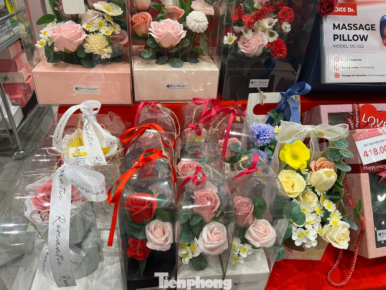 Hoa kẹo, hoa hồng sáp, hoa mạ vàng hay nước hoa, sữa tắm... cũng trở thành quà tặng trong dịp này. Hoa kẹo, hoa hồng sáp, hoa mạ vàng hay nước hoa, sữa tắm... cũng trở thành quà tặng trong dịp này.