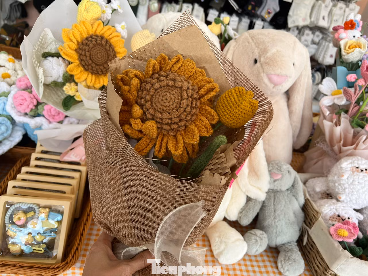 Những bó hoa được làm từ len, hoa gấu bông... có thể chơi lâu dài mà không lo hư hỏng, phù hợp với tiêu chí sống xanh hiện nay của rất nhiều bạn trẻ.