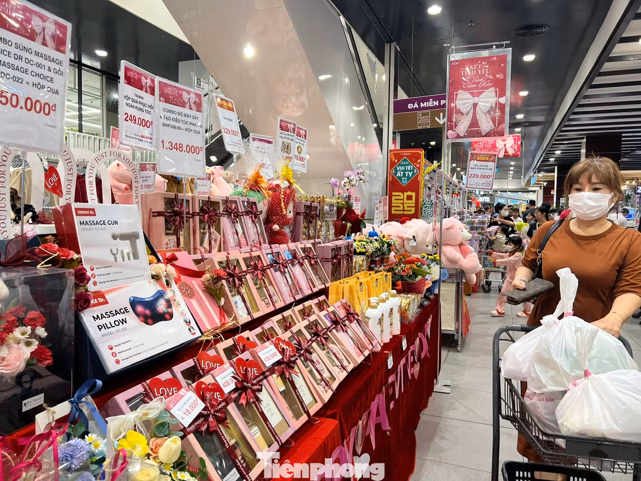 Các siêu thị như Aeon, Go! Big C, Co.op Mart... còn dành hẳn một khu vực riêng ở vị trí bắt mắt để trưng bày các sản phẩm quà tặng cho ngày lễ Tình nhân. Các sản phẩm đa dạng từ socola, hoa hồng, hóa mỹ phẩm, gấu bông...