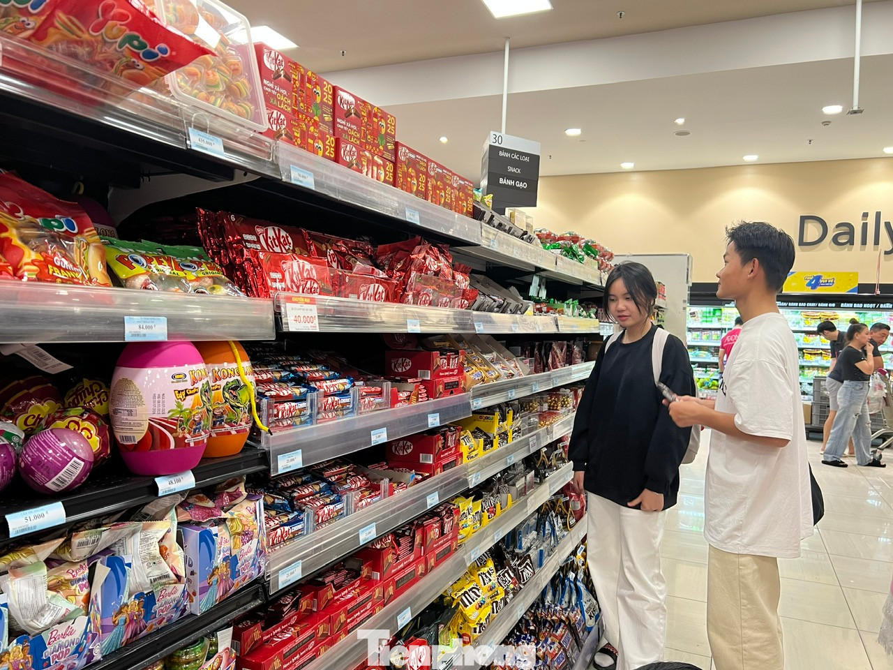 Gian hàng socola dịp này có nhiều thiết kế riêng dành làm quà tặng cho các cặp đôi, như tạo hình trái tim, hộp trái tim sang trọng. Có nhiều mức giá để khách hàng chọn lựa, như 115.000 đồng/hộp, 129.000 đồng/hộp... Gian hàng socola dịp này có nhiều thiết kế riêng dành làm quà tặng cho các cặp đôi, như tạo hình trái tim, hộp trái tim sang trọng. Có nhiều mức giá để khách hàng chọn lựa, như 115.000 đồng/hộp, 129.000 đồng/hộp...