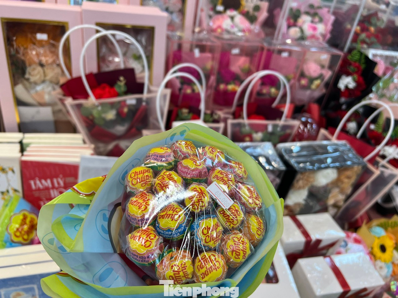 Hoa kẹo, hoa hồng sáp, hoa mạ vàng hay nước hoa, sữa tắm... cũng trở thành quà tặng trong dịp này. Hoa kẹo, hoa hồng sáp, hoa mạ vàng hay nước hoa, sữa tắm... cũng trở thành quà tặng trong dịp này.