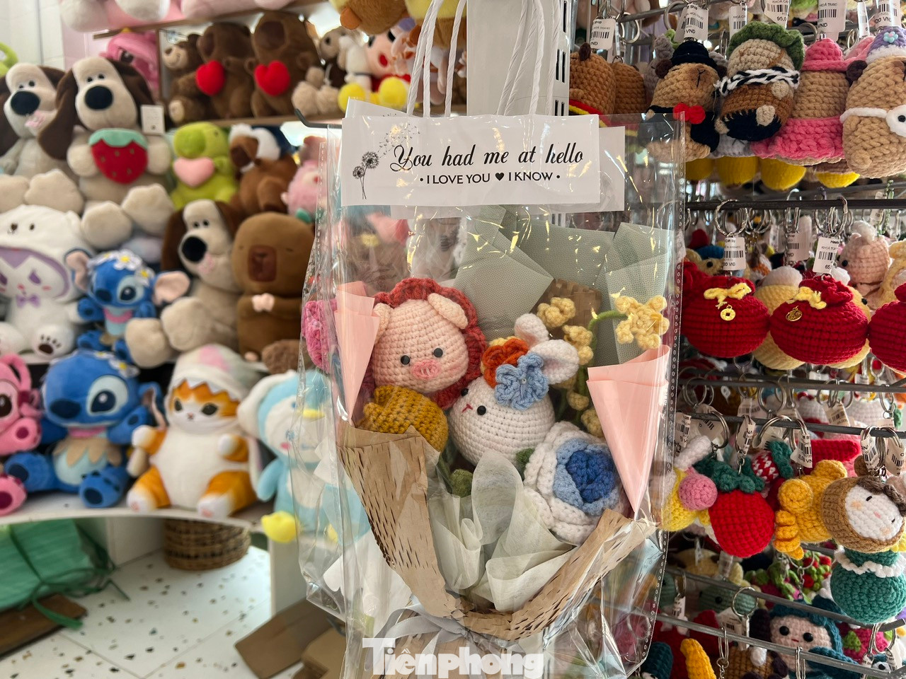 Những bó hoa được làm từ len, hoa gấu bông... có thể chơi lâu dài mà không lo hư hỏng, phù hợp với tiêu chí sống xanh hiện nay của rất nhiều bạn trẻ. Những bó hoa được làm từ len, hoa gấu bông... có thể chơi lâu dài mà không lo hư hỏng, phù hợp với tiêu chí sống xanh hiện nay của rất nhiều bạn trẻ.