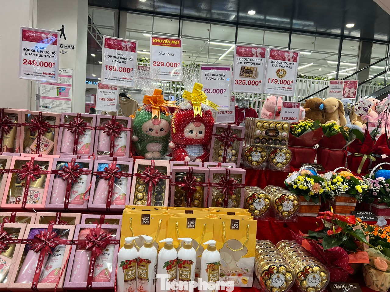 Hoa kẹo, hoa hồng sáp, hoa mạ vàng hay nước hoa, sữa tắm... cũng trở thành quà tặng trong dịp này. Hoa kẹo, hoa hồng sáp, hoa mạ vàng hay nước hoa, sữa tắm... cũng trở thành quà tặng trong dịp này.