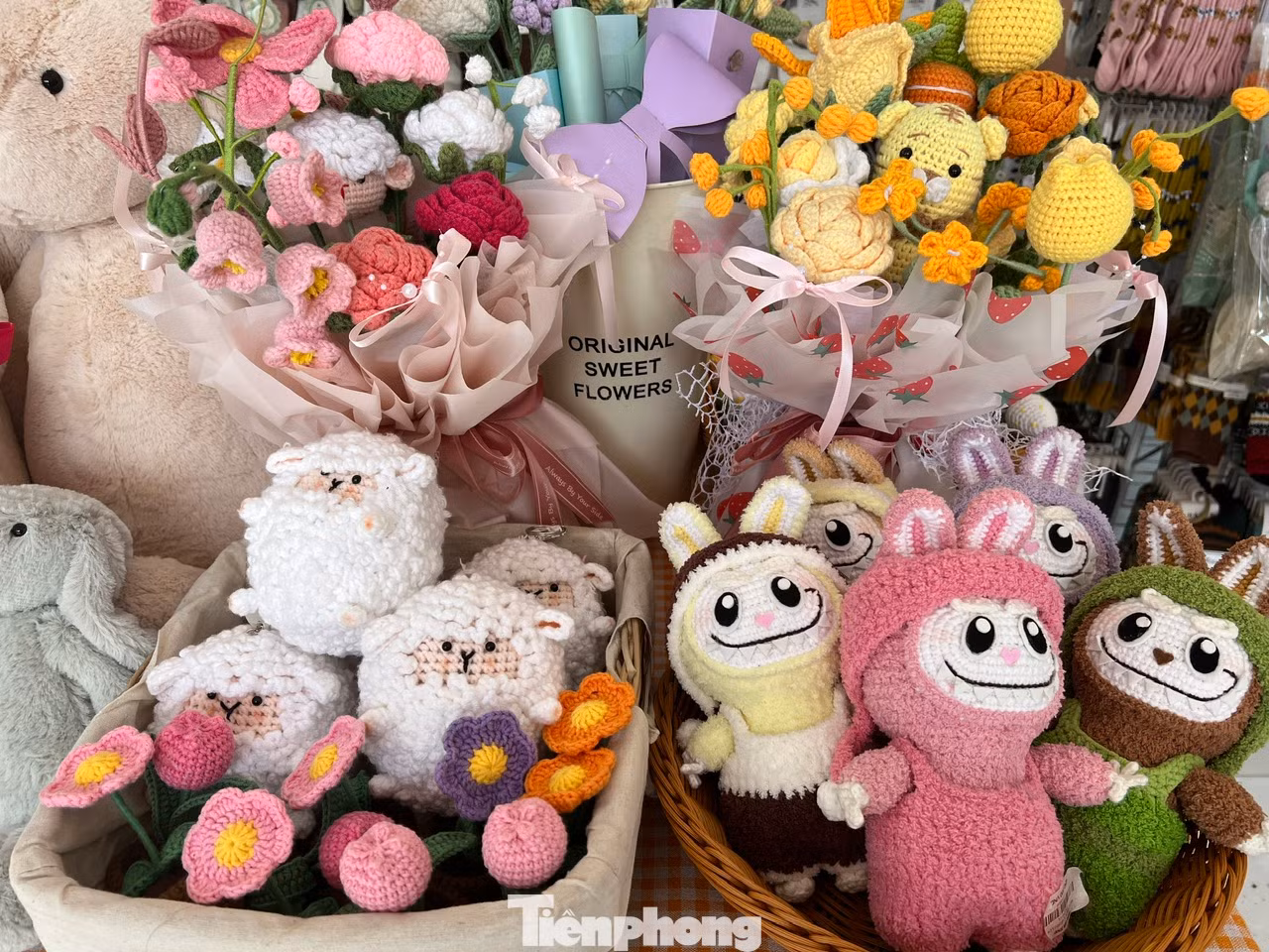 Dù còn gần một tuần nữa mới đến lễ Tình nhân 14/2 nhưng nhiều cửa hàng, shop quà tặng, siêu thị ở TPHCM đã chào hàng nhiều sản phẩm quà tặng đẹp - độc - lạ. Đặc biệt, nhiều chương trình khuyến mãi, giảm giá cũng được áp dụng trong dịp này.