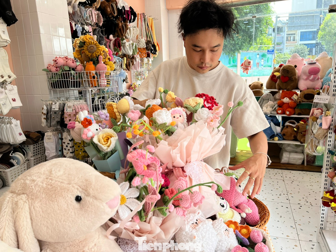 Anh Cao Đinh Thành, chủ một shop quà tặng ở quận Phú Nhuận (TPHCM) cho biết, đã chuẩn bị nhiều mặt hàng quà tặng cho dịp lễ Tình nhân 14/2 từ khá sớm. Trong đó, anh Thành chủ yếu tập trung vào quà tặng handmade (làm bằng tay) từ nguyên liệu như len, vải. "Từ những em Labubu rất "hot" trong thời gian gần đây đến các bó hoa hồng, hoa hướng dương, hoa tulip... đều được nhân viên bên mình tạo ra từ len. Mỗi sản phẩm là "duy nhất" và được khách hàng tìm mua rất nhiều" - anh Thành cho biết. Anh Cao Đinh Thành, chủ một shop quà tặng ở quận Phú Nhuận (TPHCM) cho biết, đã chuẩn bị nhiều mặt hàng quà tặng cho dịp lễ Tình nhân 14/2 từ khá sớm. Trong đó, anh Thành chủ yếu tập trung vào quà tặng handmade (làm bằng tay) từ nguyên liệu như len, vải. "Từ những em Labubu rất "hot" trong thời gian gần đây đến các bó hoa hồng, hoa hướng dương, hoa tulip... đều được nhân viên bên mình tạo ra từ len. Mỗi sản phẩm là "duy nhất" và được khách hàng tìm mua rất nhiều" - anh Thành cho biết.