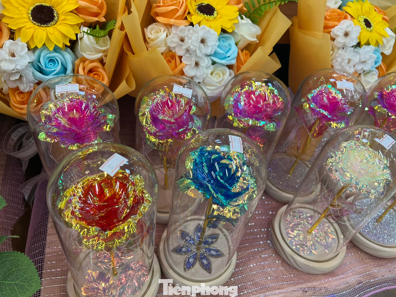 Hoa kẹo, hoa hồng sáp, hoa mạ vàng hay nước hoa, sữa tắm... cũng trở thành quà tặng trong dịp này. Hoa kẹo, hoa hồng sáp, hoa mạ vàng hay nước hoa, sữa tắm... cũng trở thành quà tặng trong dịp này.