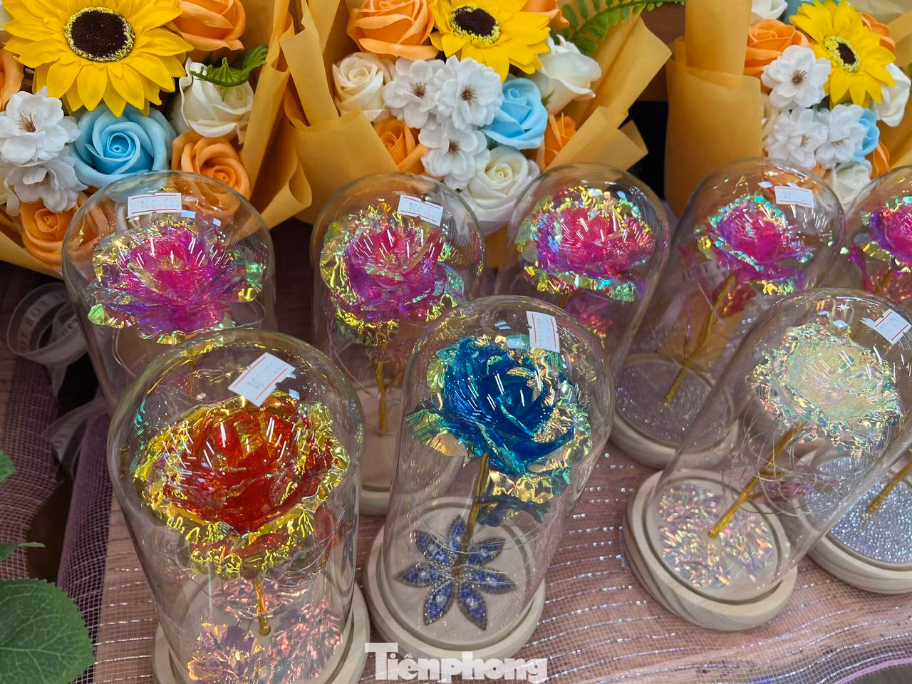 Hoa kẹo, hoa hồng sáp, hoa mạ vàng hay nước hoa, sữa tắm... cũng trở thành quà tặng trong dịp này.