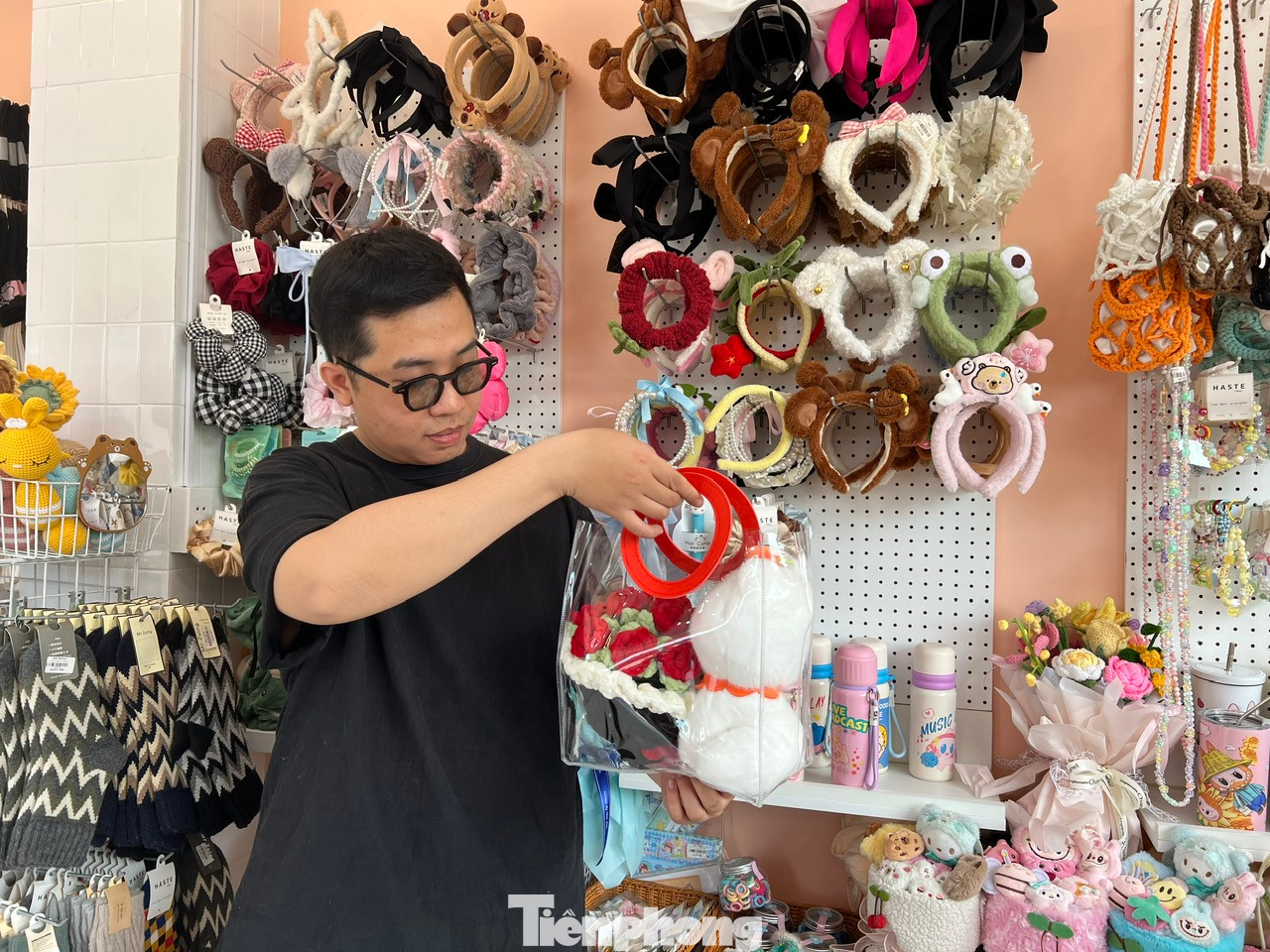 Một set quà tặng cho ngày 14/2 gồm một em gấu nhồi bông, bó hoa len có giá từ 95.000 - 325.000 đồng. Khách cũng có thể tự chọn riêng từng quà tặng và nhân viên sẽ "mix" món quà theo nhu cầu. Anh Nhật Tân (26 tuổi, ngụ quận Gò Vấp, TPHCM) cho biết, rất hài lòng khi tìm được món quà như ý tặng người yêu. Một set quà tặng cho ngày 14/2 gồm một em gấu nhồi bông, bó hoa len có giá từ 95.000 - 325.000 đồng. Khách cũng có thể tự chọn riêng từng quà tặng và nhân viên sẽ "mix" món quà theo nhu cầu. Anh Nhật Tân (26 tuổi, ngụ quận Gò Vấp, TPHCM) cho biết, rất hài lòng khi tìm được món quà như ý tặng người yêu.