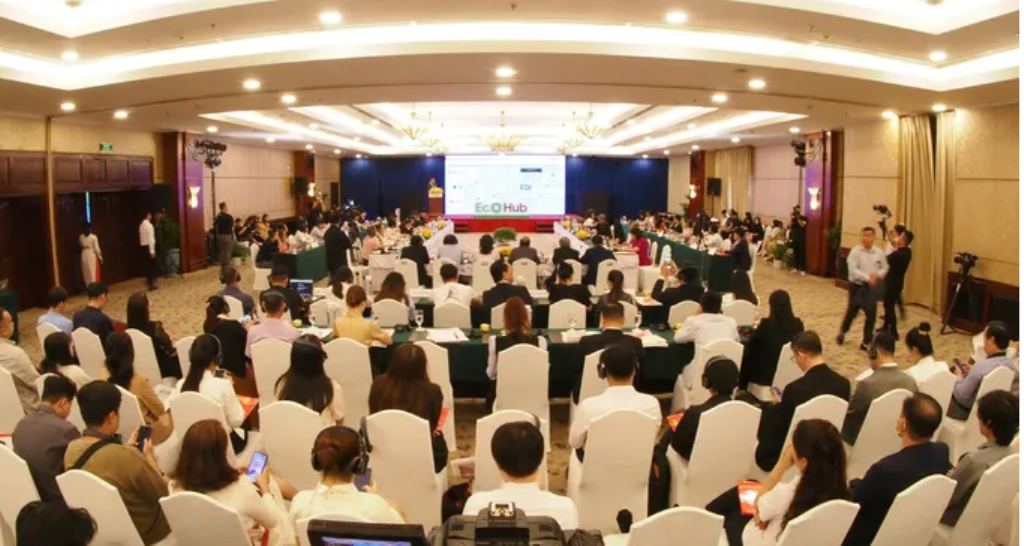 Toàn cảnh diễn đàn. Toàn cảnh diễn đàn.