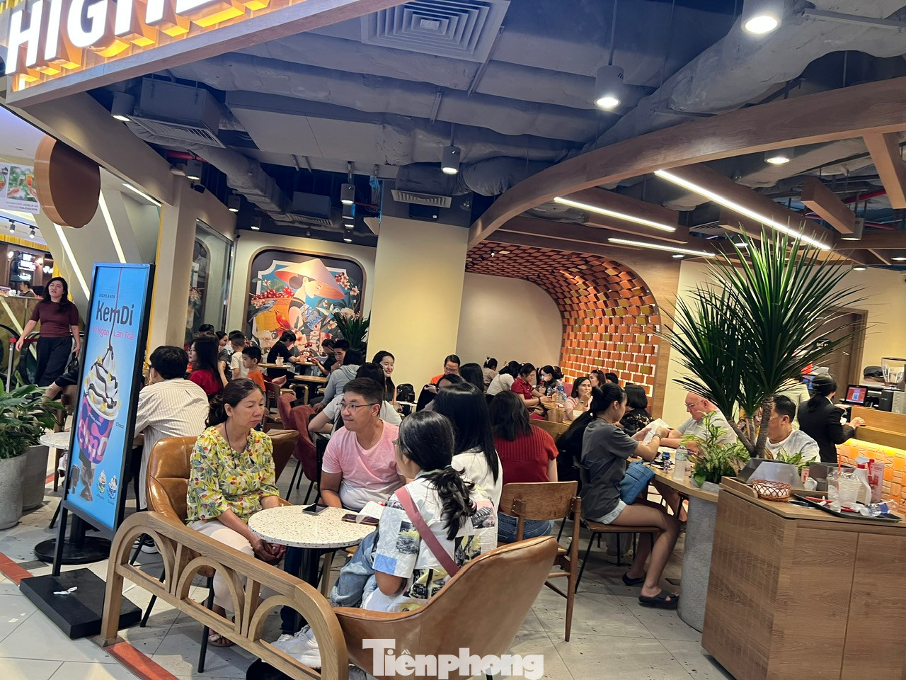 Nhiều người chấp nhận ngồi bên ngoài để chờ có bàn trống. "Tuy mệt và khá đói, lại phải chờ đợi lâu nhưng không còn cách nào khác. Tết mà, nơi nào cũng đông như vậy. Ăn uống tại các nhà hàng ở trung tâm thương mại đa số đều không phụ thu ngày Tết, giá cả cũng ổn định nên mình rất yên tâm" - bà Hương (ngụ TP Thủ Đức) chia sẻ.