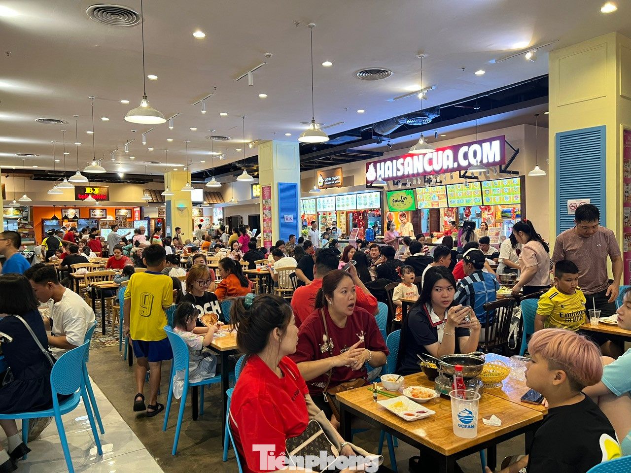 Khu vực ăn uống không còn một chỗ trống