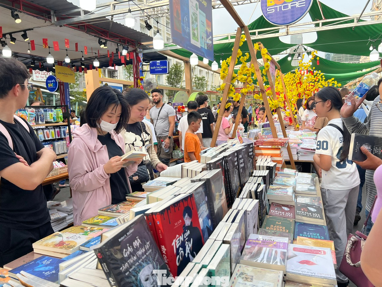 Khu vực đường sách cũng thu hút nhiều bạn đọc đến tham quan, đọc và mua sách. Tại đây, hàng nghìn đầu sách phù hợp với mọi lứa tuổi, trình độ... đều có giá rất mềm, nhiều chương trình giảm giá, bán sách đồng giá thu hút rất đông độc giả.