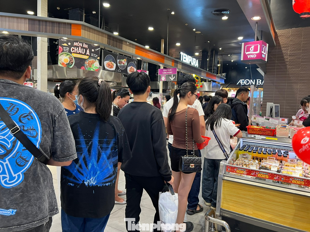 Mua xong còn phải xếp hàng chờ thanh toán