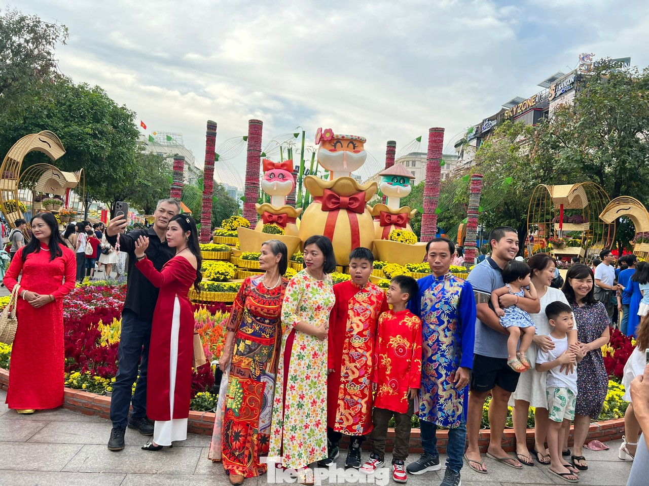 Tuy nhiên, người dân đã đến đây rất đông. Mọi người đều tranh thủ ghi lại những hình ảnh kỷ niệm bên linh vật của năm 2025. Những chú rắn ngộ nghĩnh, đáng yêu luôn được du khách chụp ảnh.