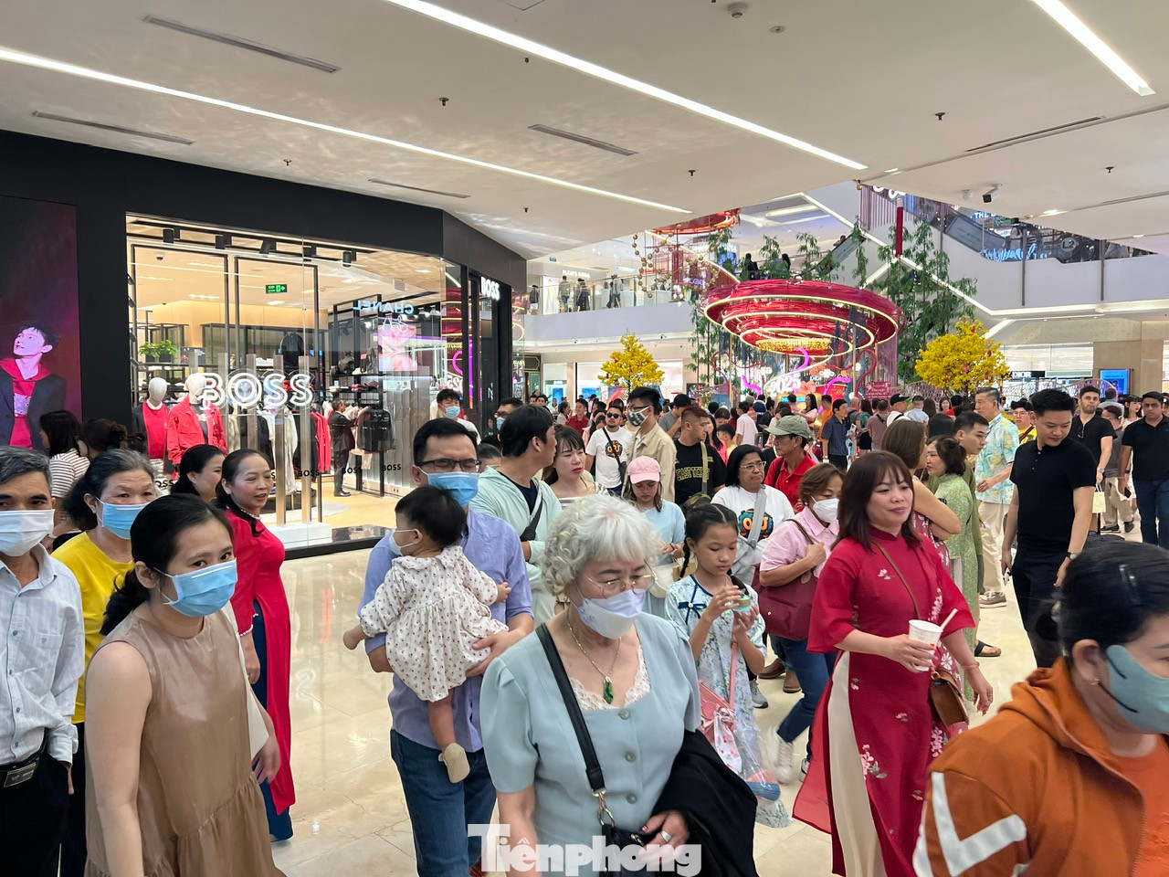 Sau khi vui chơi, mọi người đổ vào các hàng quán, trung tâm thương mại để nghỉ chân và ăn uống. Tại Trung tâm thương mại Takashimaya, khách nườm nượp đổ về. "Ở đây vừa mát mẻ, vừa gần khu vực đường hoa xuân. Vì vậy, gia đình chúng tôi dự tính sau khi ăn uống sẽ tiếp tục dạo đường hoa để chụp ảnh vì còn nhiều khu vực mình chưa đến" - chị Trâm Anh (ngụ quận 7) cho biết.