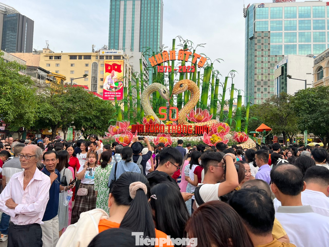 "Tôi vừa từ Vĩnh Long trở lại thành phố sớm để tránh kẹt xe. Vừa đến nơi đã tranh thủ đưa gia đình đến đường hoa thăm thú, chụp hình. Do đường hoa xuân Ất Tỵ 2025 chỉ còn đến mùng 5 Tết nên phải tranh thủ. Mình cứ ngỡ khu vực này chỉ đông trong những ngày đầu, nhưng đến bây giờ vẫn tấp nập khách" - anh Hà Văn Thủy (34 tuổi) chia sẻ.