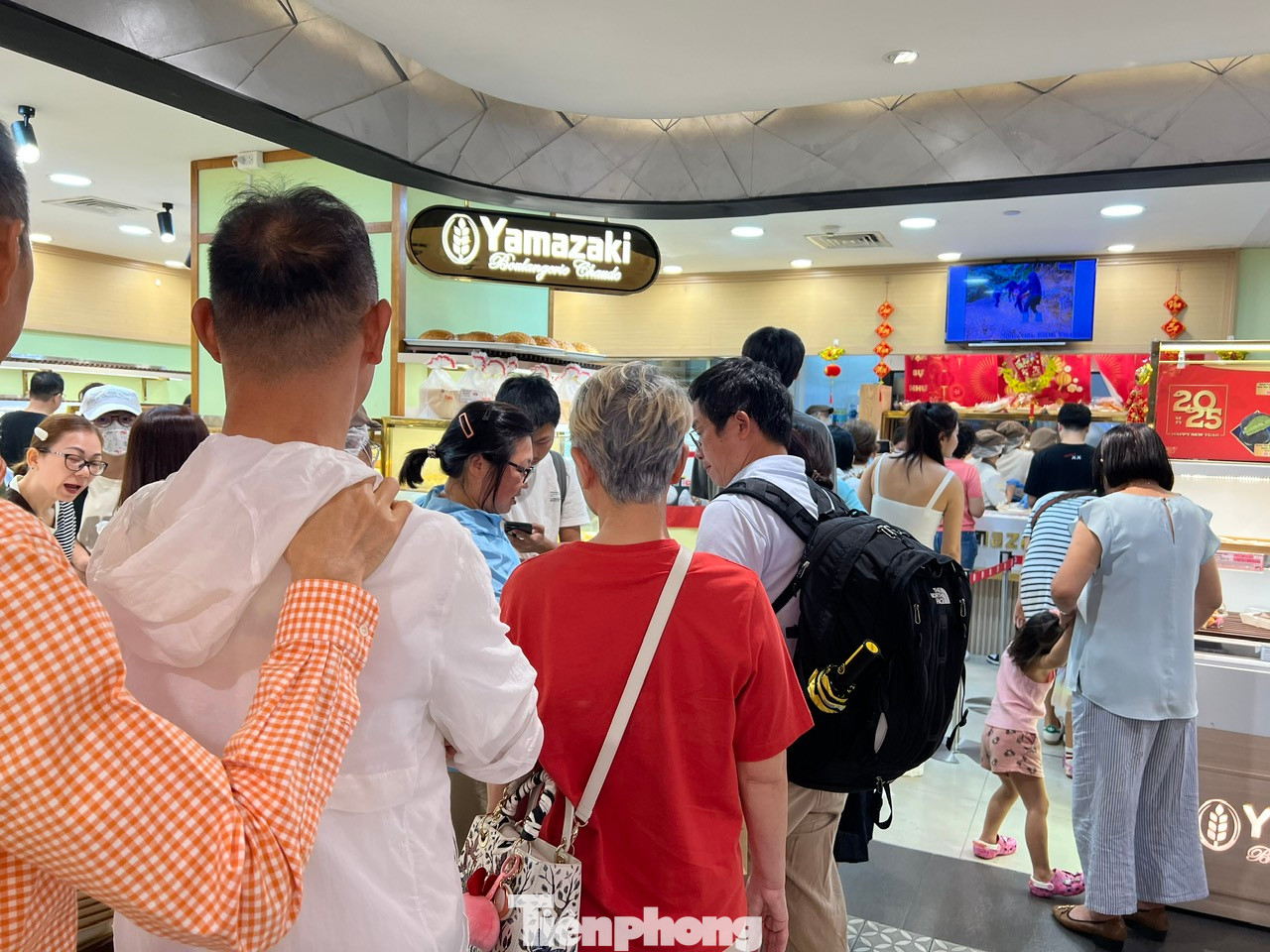 Tuy nhiên, khu vực ẩm thực những ngày này luôn trong tình trạng quá tải. Hầu như ở các nhà hàng ăn uống, thực khách đều phải xếp hàng và chờ đợi