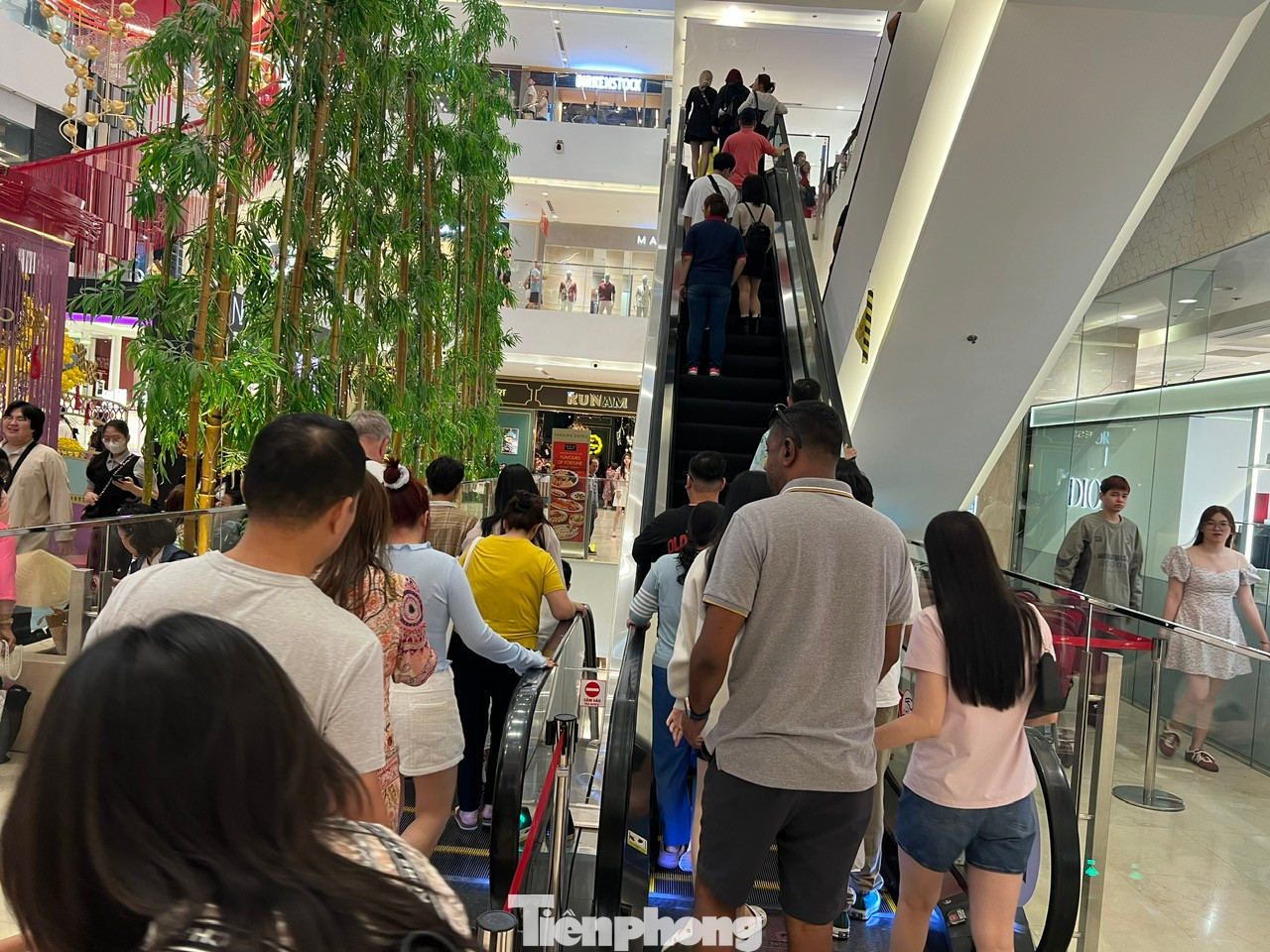 Thang máy ken cứng khách