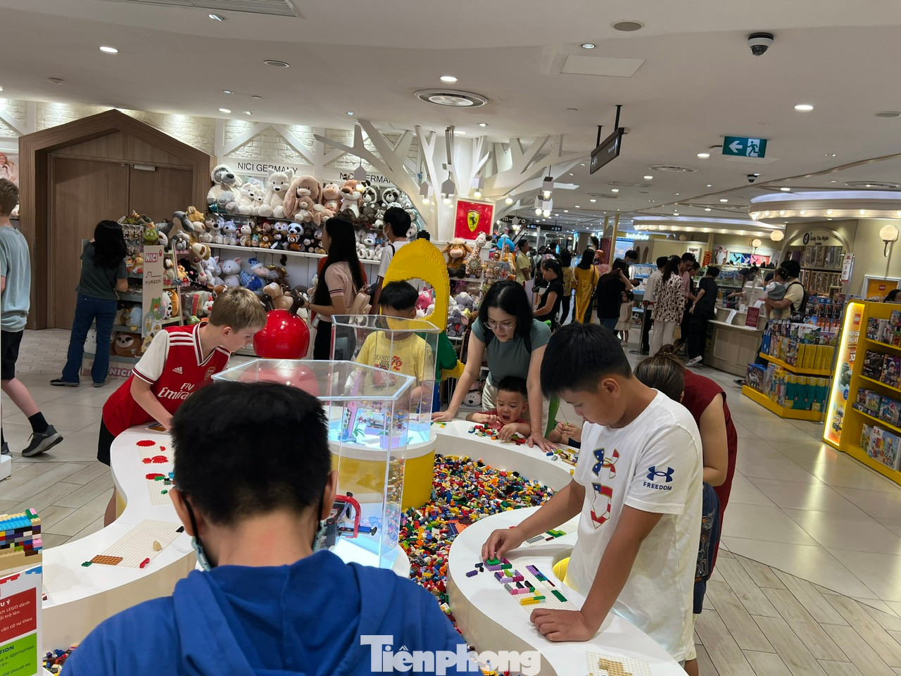 Nhiều mặt hàng giảm giá dịp Tết thu hút sự quan tâm của du khách. Một khu vực trò chơi lego thu hút trẻ em tham gia