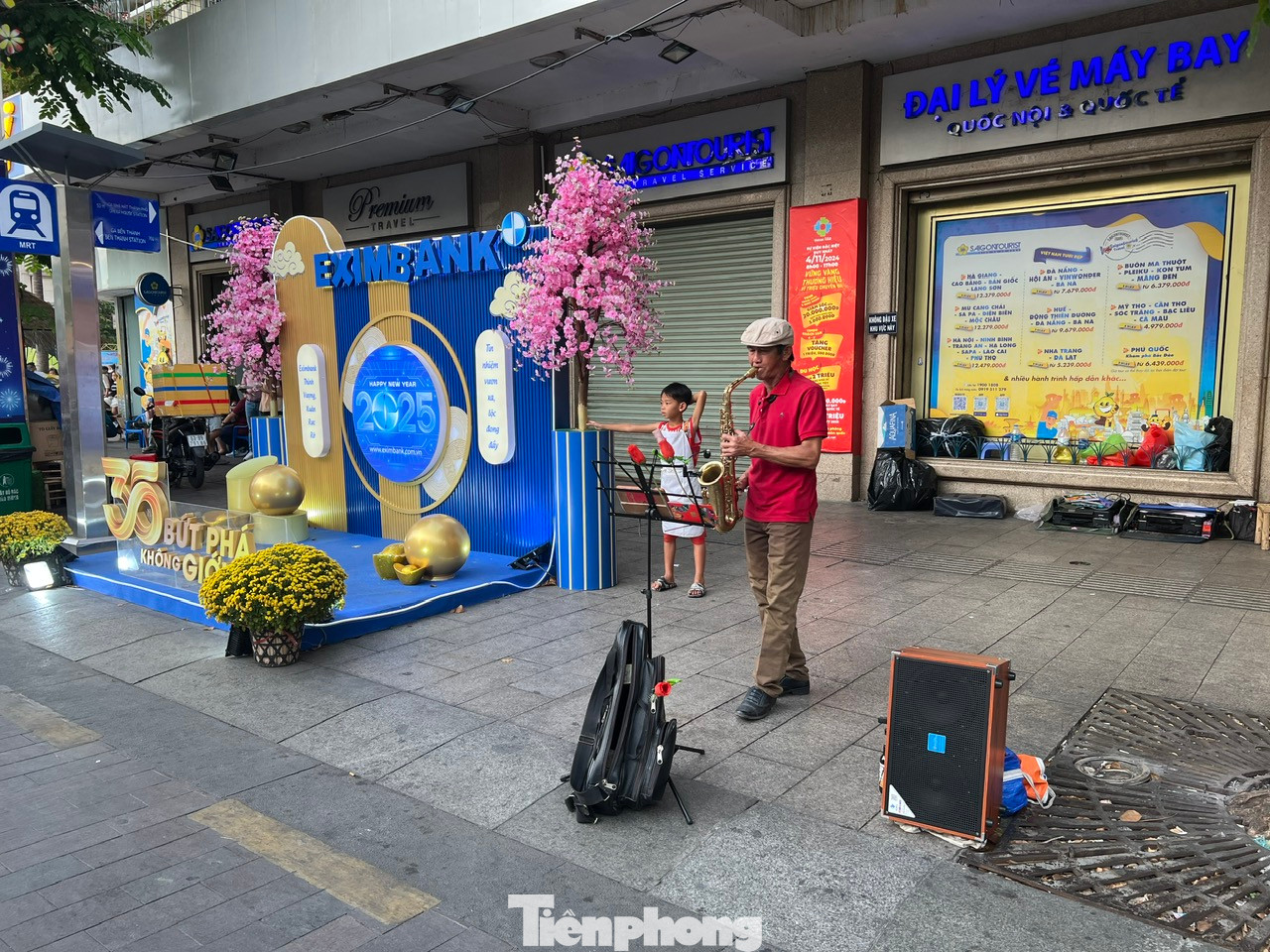 Một nghệ sĩ đường phố góp tiếng nhạc ngày xuân