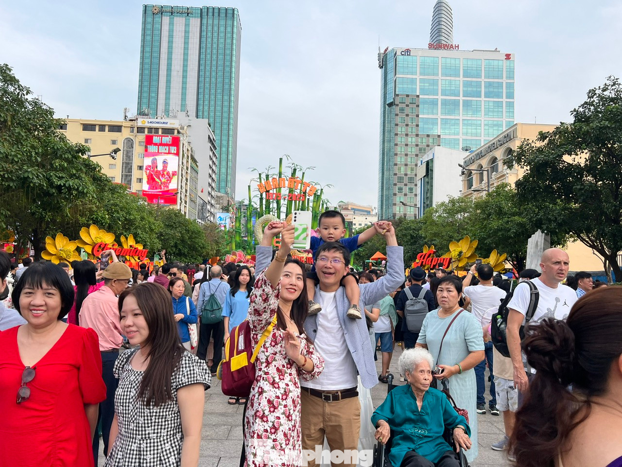 Ngày 1/2 (mùng 4 Tết), khu vực đường hoa xuân Ất Tỵ 2025 (phố đi bộ Nguyễn Huệ, quận 1, TPHCM) tấp nập khách. Nhiều người tranh thủ dạo đường hoa sớm để nắng nóng, đông người.