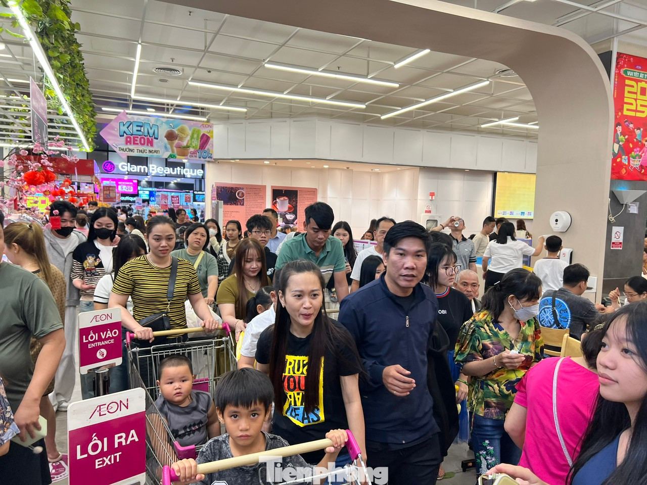 Tại Aeon mall Bình Tân (quận Bình Tân), khách di chuyển chậm qua từng khu vực vì rất đông người đến ăn uống, vui chơi.