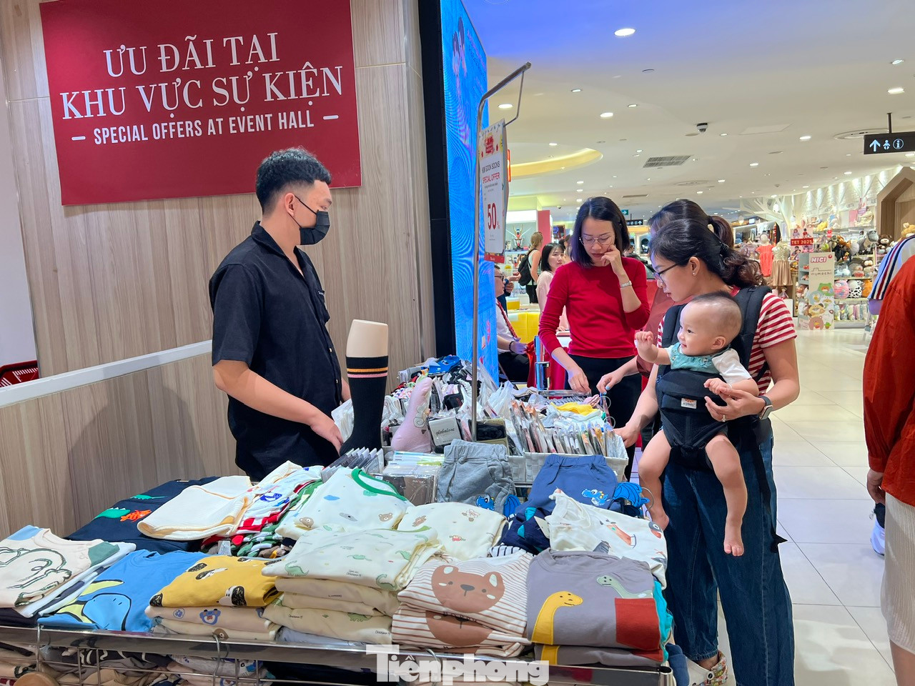 Tại đây, phụ huynh có thể đưa con dạo chơi, mua sắm