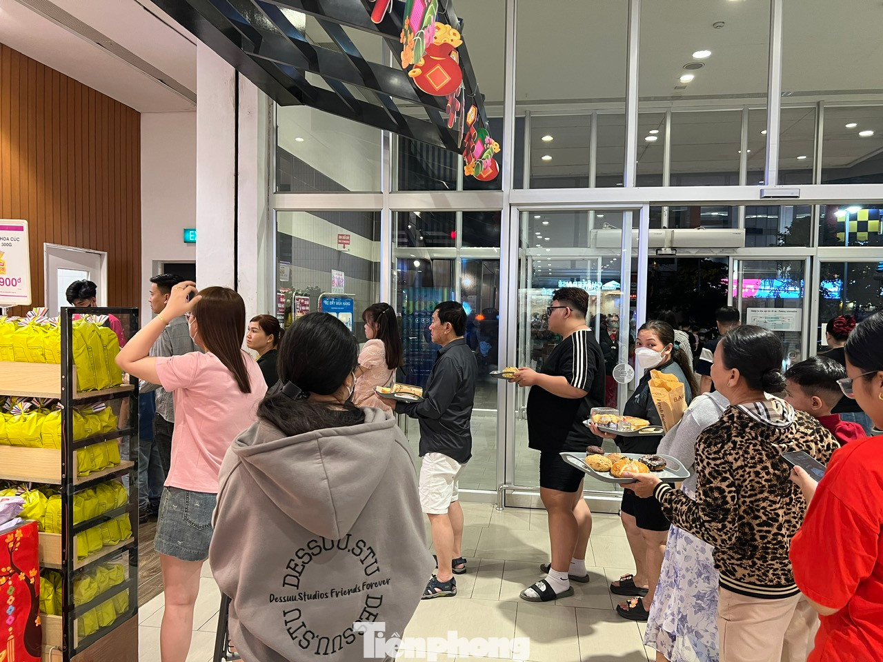 Mua xong còn phải xếp hàng chờ thanh toán