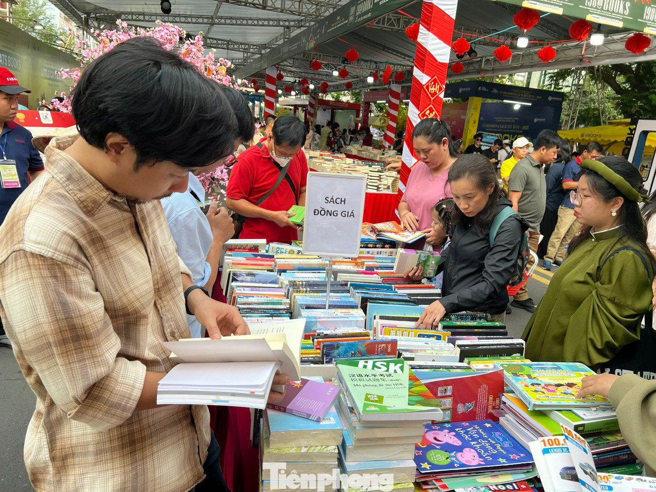 Khu vực đường sách cũng thu hút nhiều bạn đọc đến tham quan, đọc và mua sách. Tại đây, hàng nghìn đầu sách phù hợp với mọi lứa tuổi, trình độ... đều có giá rất mềm, nhiều chương trình giảm giá, bán sách đồng giá thu hút rất đông độc giả.