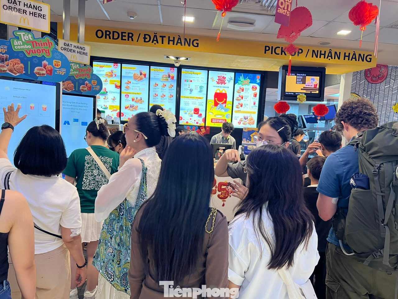 Tuy nhiên, khu vực ẩm thực những ngày này luôn trong tình trạng quá tải. Hầu như ở các nhà hàng ăn uống, thực khách đều phải xếp hàng và chờ đợi