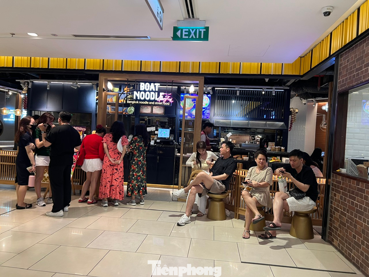 Nhiều người chấp nhận ngồi bên ngoài để chờ có bàn trống. "Tuy mệt và khá đói, lại phải chờ đợi lâu nhưng không còn cách nào khác. Tết mà, nơi nào cũng đông như vậy. Ăn uống tại các nhà hàng ở trung tâm thương mại đa số đều không phụ thu ngày Tết, giá cả cũng ổn định nên mình rất yên tâm" - bà Hương (ngụ TP Thủ Đức) chia sẻ.