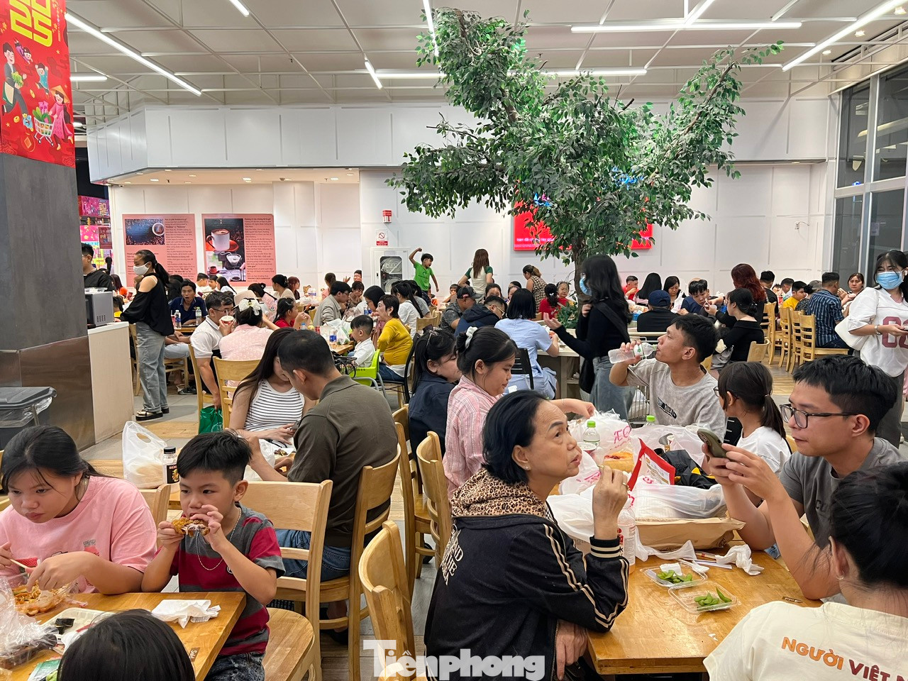 Theo nhân viên phục vụ, khách tăng 200% so với ngày thường. Dự kiến chiều tối mùng 4 và mùng 5 Tết, khách sẽ còn tăng cao hơn do nhiều người dân quay trở lại thành phố để nghỉ ngơi và chuẩn bị trở lại với công việc, học tập. Do đó, họ sẽ đến trung tâm thương mại, các cửa hàng ăn uống nhiều hơn.