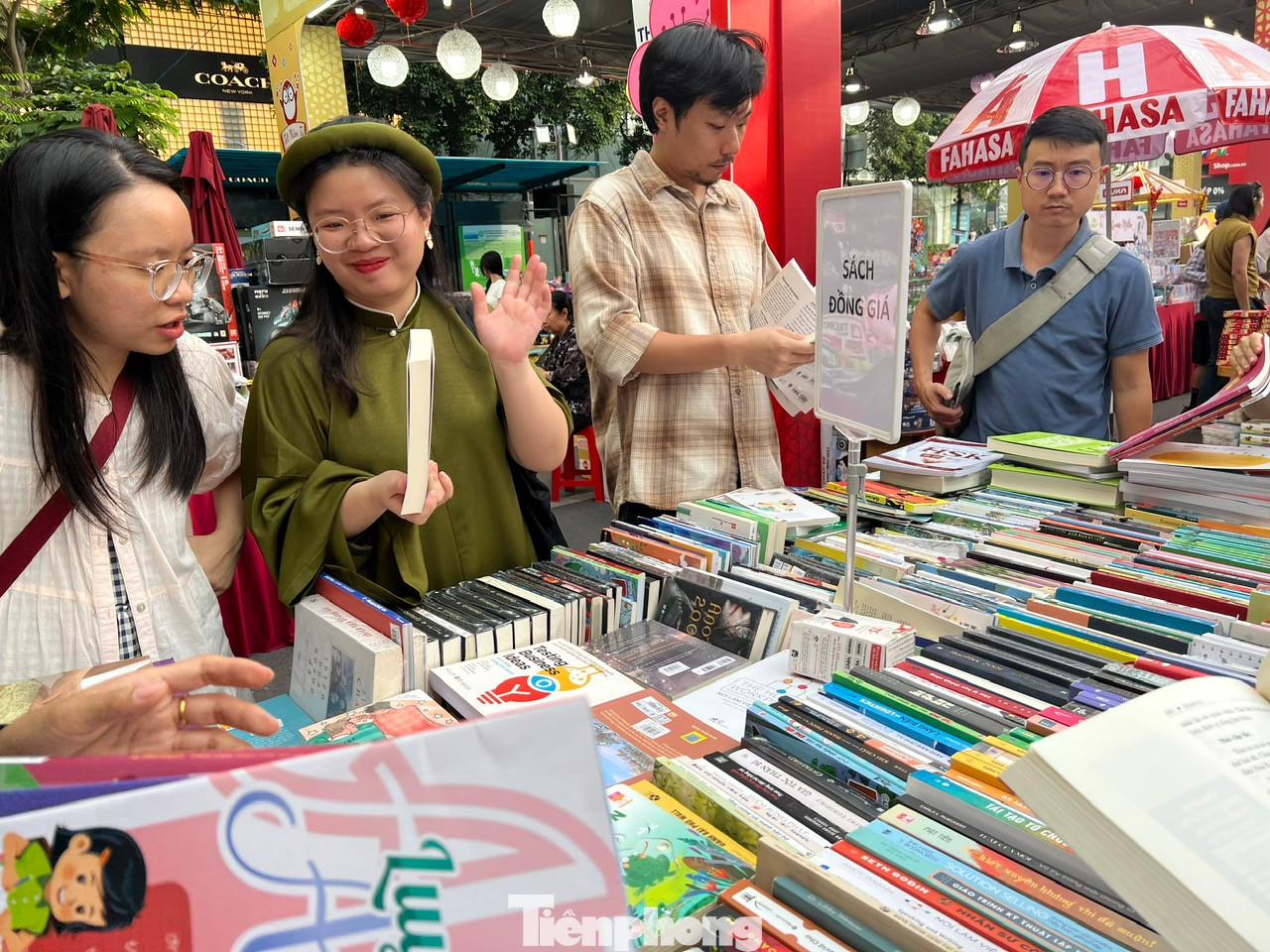 Khu vực đường sách cũng thu hút nhiều bạn đọc đến tham quan, đọc và mua sách. Tại đây, hàng nghìn đầu sách phù hợp với mọi lứa tuổi, trình độ... đều có giá rất mềm, nhiều chương trình giảm giá, bán sách đồng giá thu hút rất đông độc giả.
